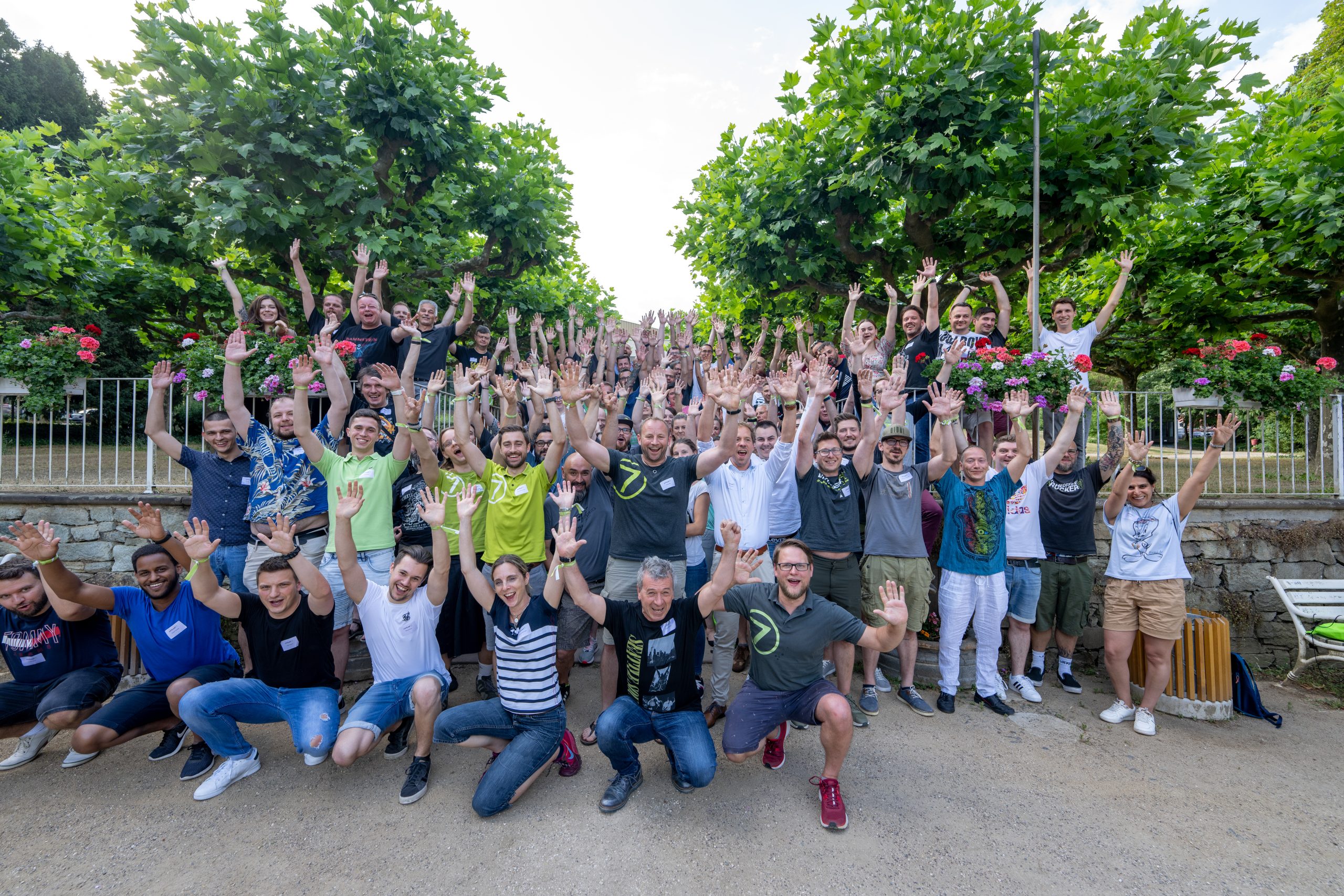 Große Gruppe von virtual7 Mitarbeitenden jubelt gemeinsam bei der Conference 2022