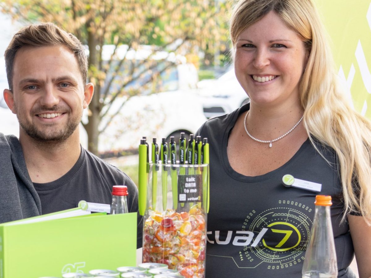 2 virtual7 Mitarbeiter am Stand bei der Bunten Nacht der Digitalisierung 2022