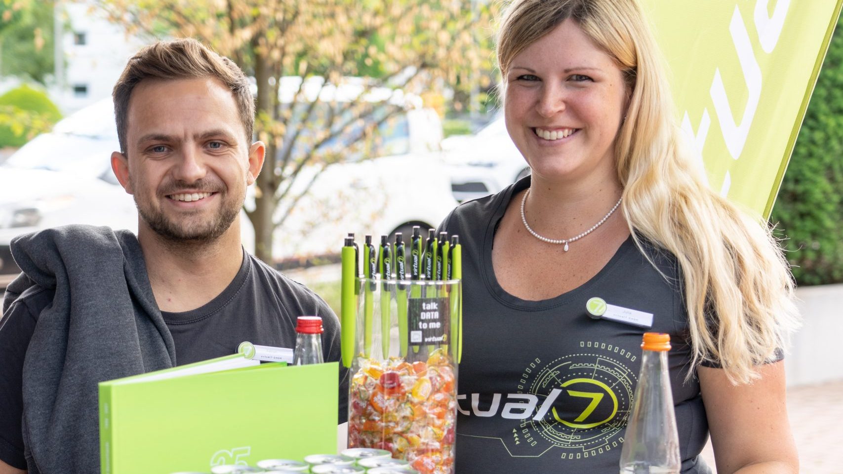 2 virtual7 Mitarbeiter am Stand bei der Bunten Nacht der Digitalisierung 2022