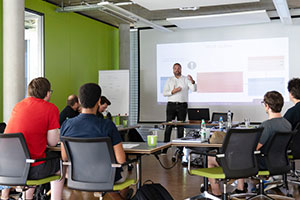 Roelant Vos hält ein Training vor einer Gruppe von Mitarbeitern in einem modernen Seminarraum