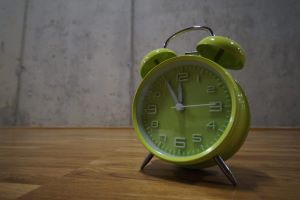 Grüner Retro-Wecker im virtual7 Office