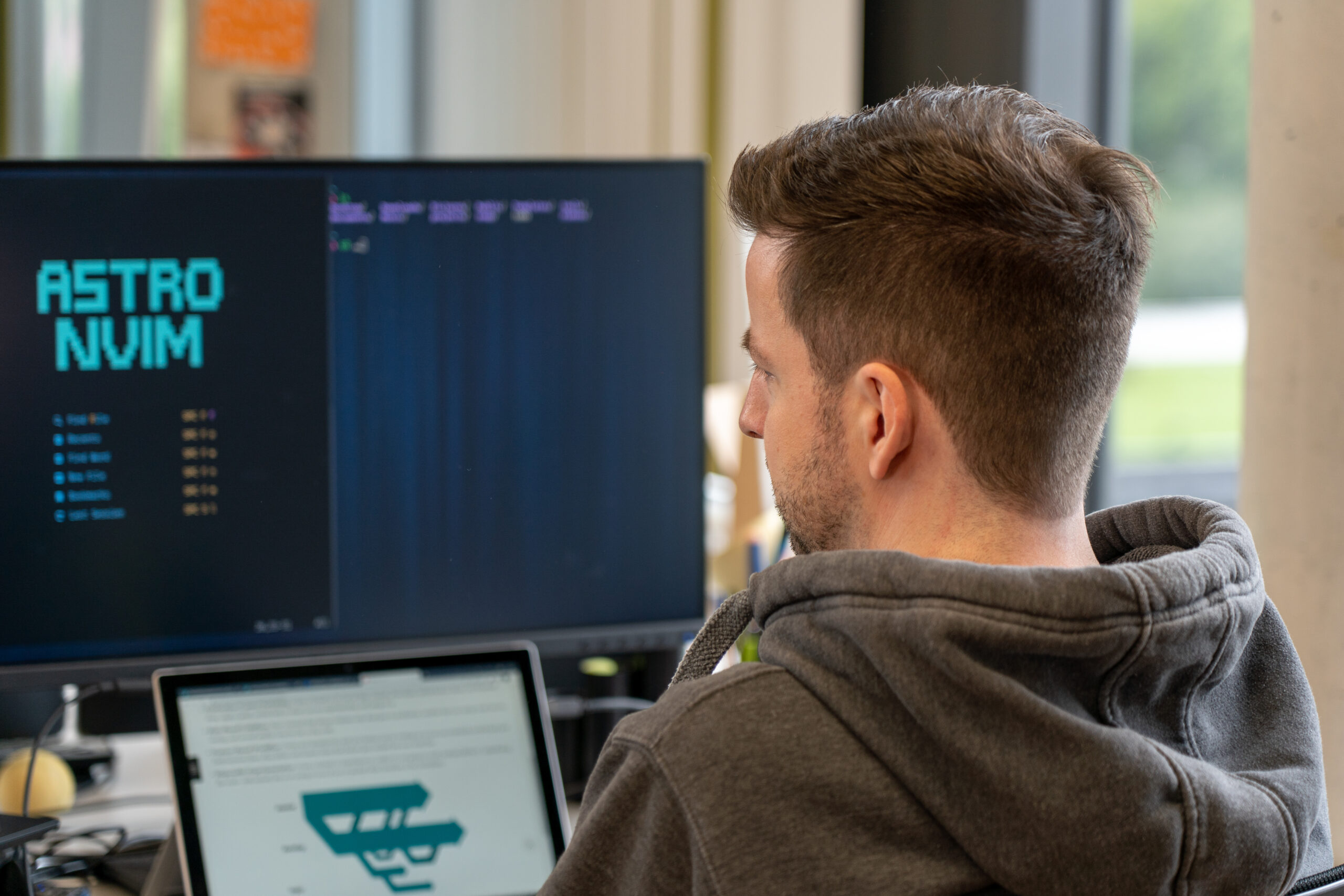 Gerhard beim Programmieren am virtual7 Arbeitsplatz