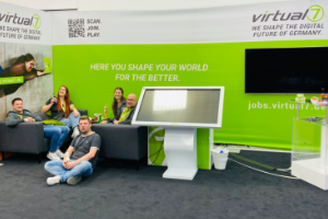 virtual7 Team entspannt am Messestand auf der JavaLand 2023