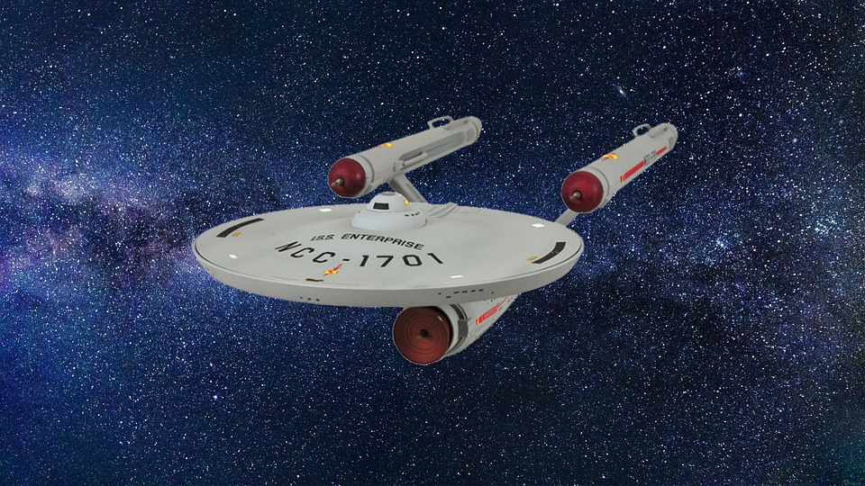 Raumschiff USS Enterprise NCC-1701 vor dem Sternenhimmel, bekannt aus der Serie Star Trek.
