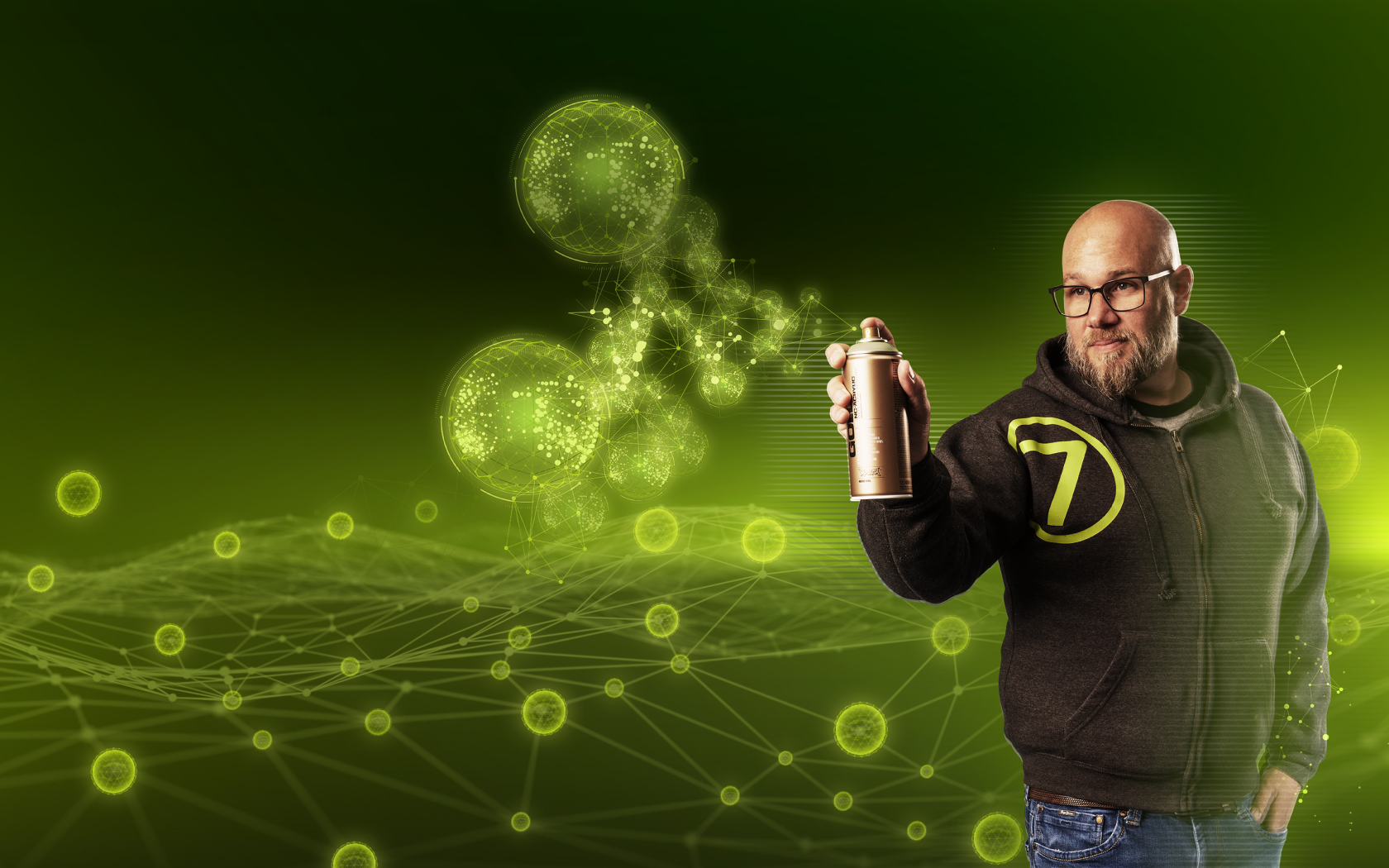 Mitarbeiter von virtual7 mit Brille und Hoodie, hält eine Sprühdose vor digitalem, grün leuchtendem Netzwerk-Hintergrund.