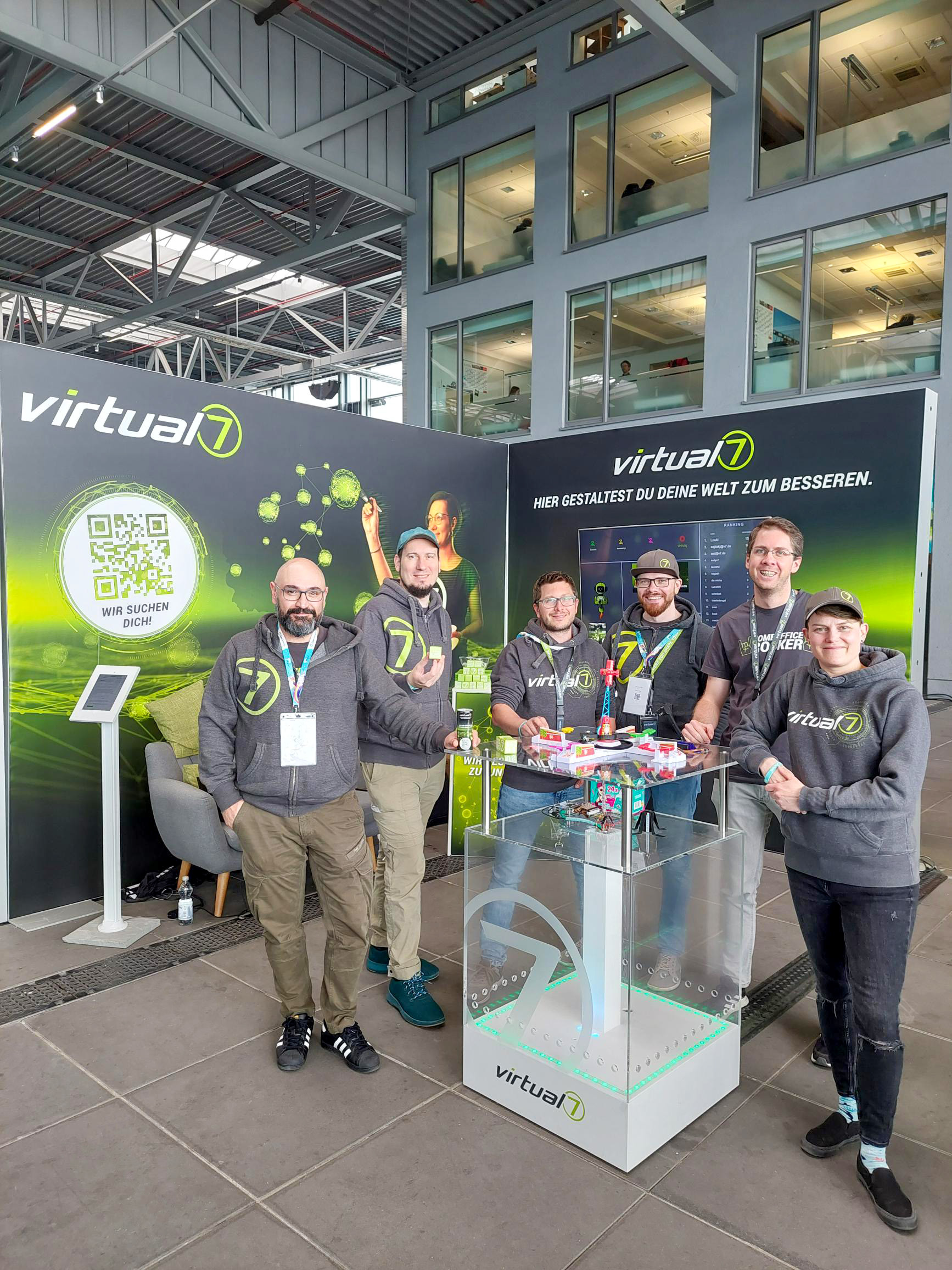 JavaLand 2024 virtual7 Gruppenbild am Messestand