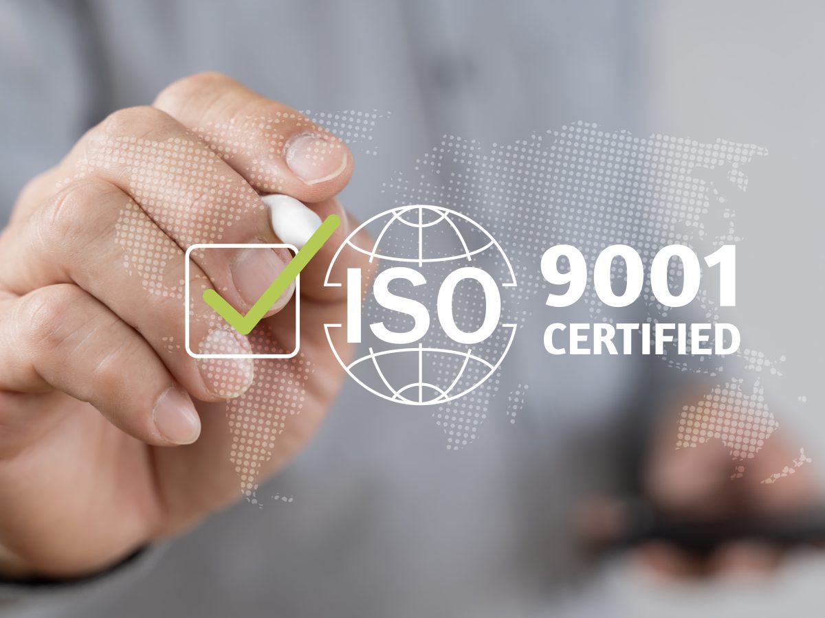 Hand zeichnet ein Häkchen neben dem Schriftzug ISO 9001 Certified als Symbol für Qualitätsmanagement und Zertifizierung.