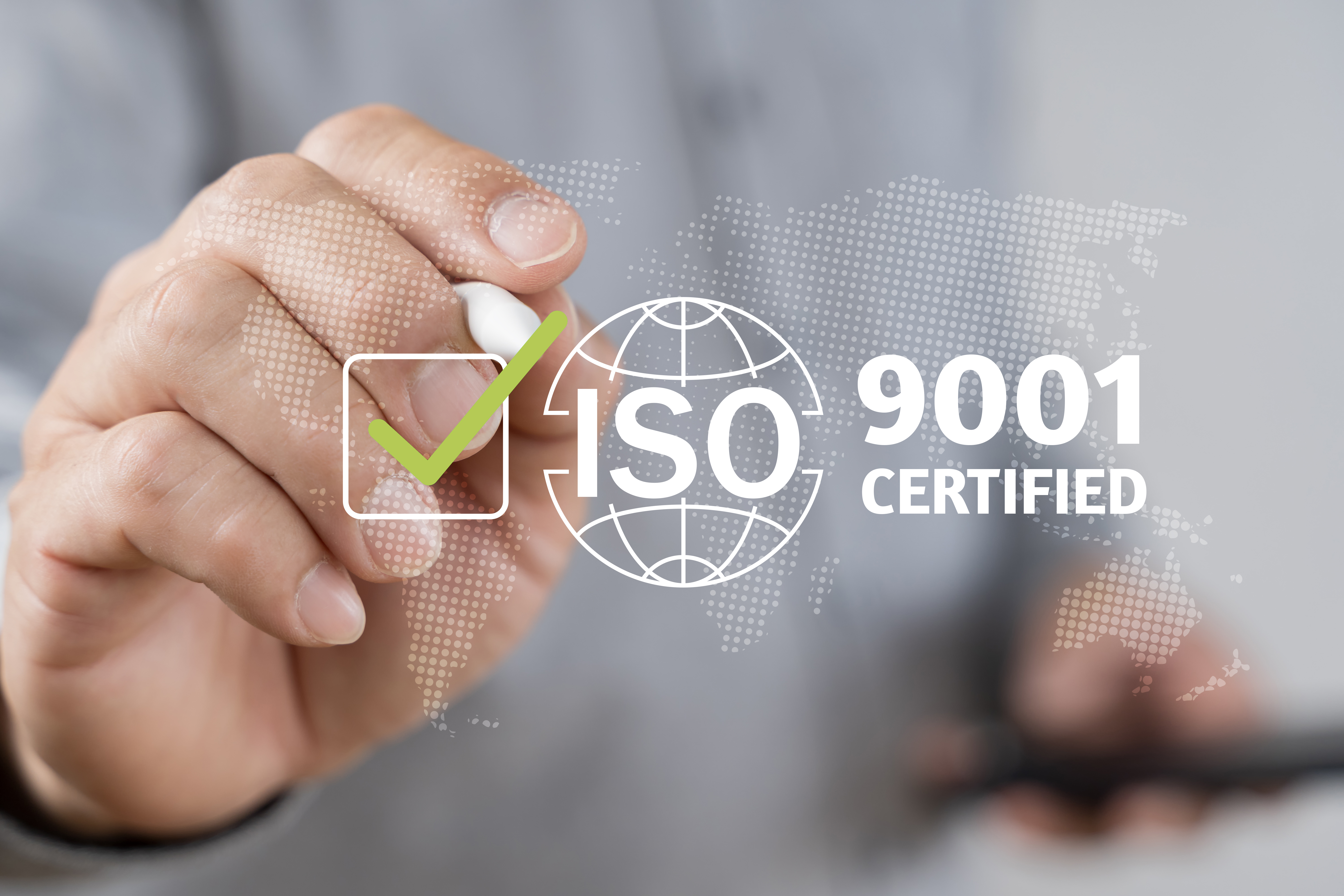 Hand zeichnet ein Häkchen neben dem Schriftzug ISO 9001 Certified als Symbol für Qualitätsmanagement und Zertifizierung.