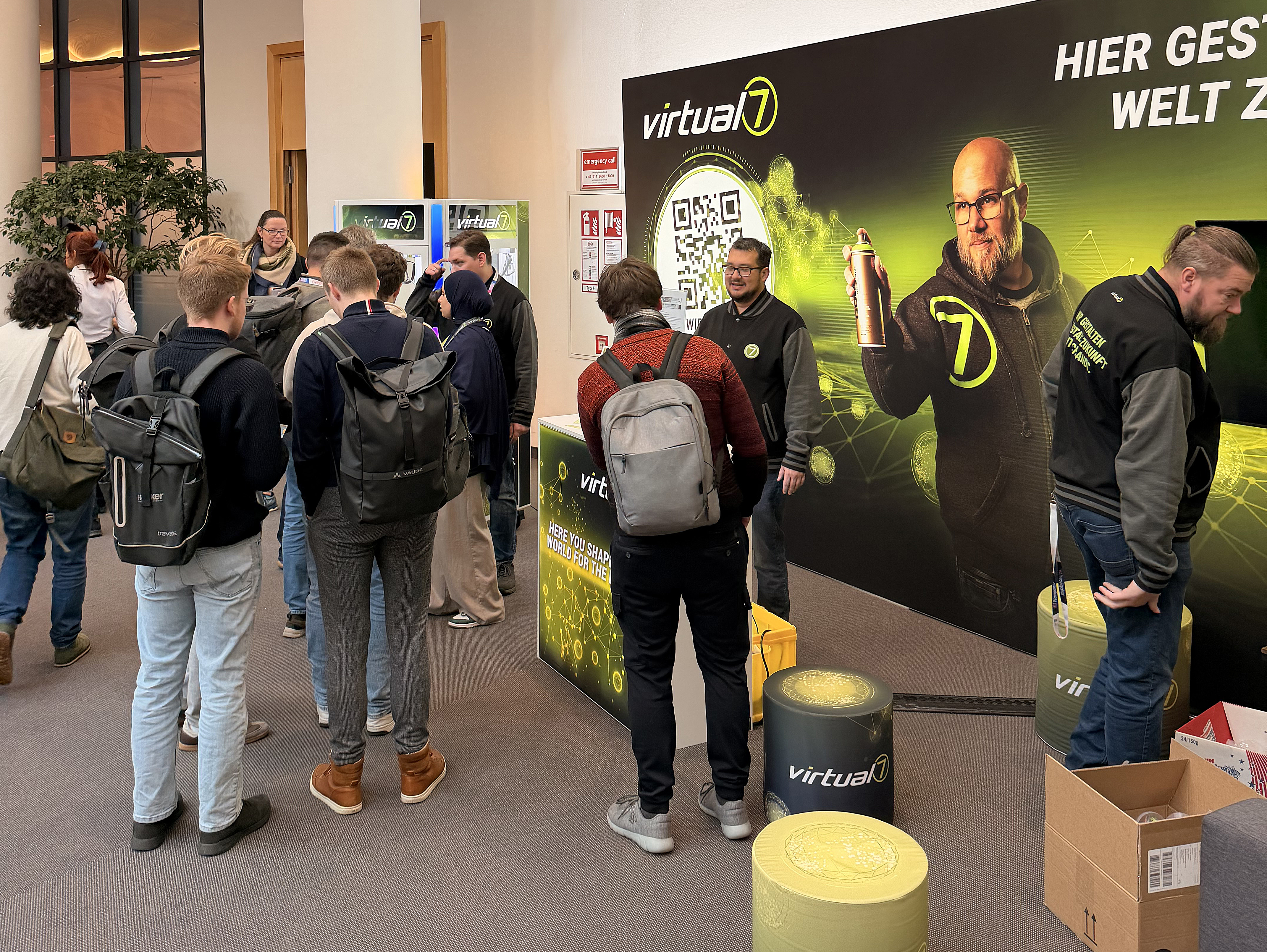 Messestand von virtual7 auf der DOAG 2025 mit Besuchergruppe
