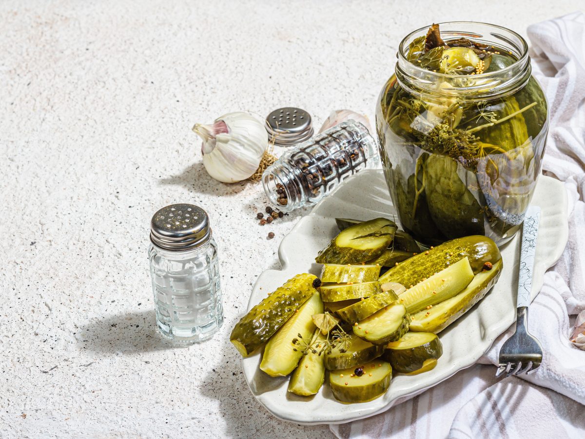 Gewürzgurken in einem Glas und aufgeschnitten auf einem Teller als Bildmotiv zu einem Beitrag über OpenUp und mentale Gesundheit